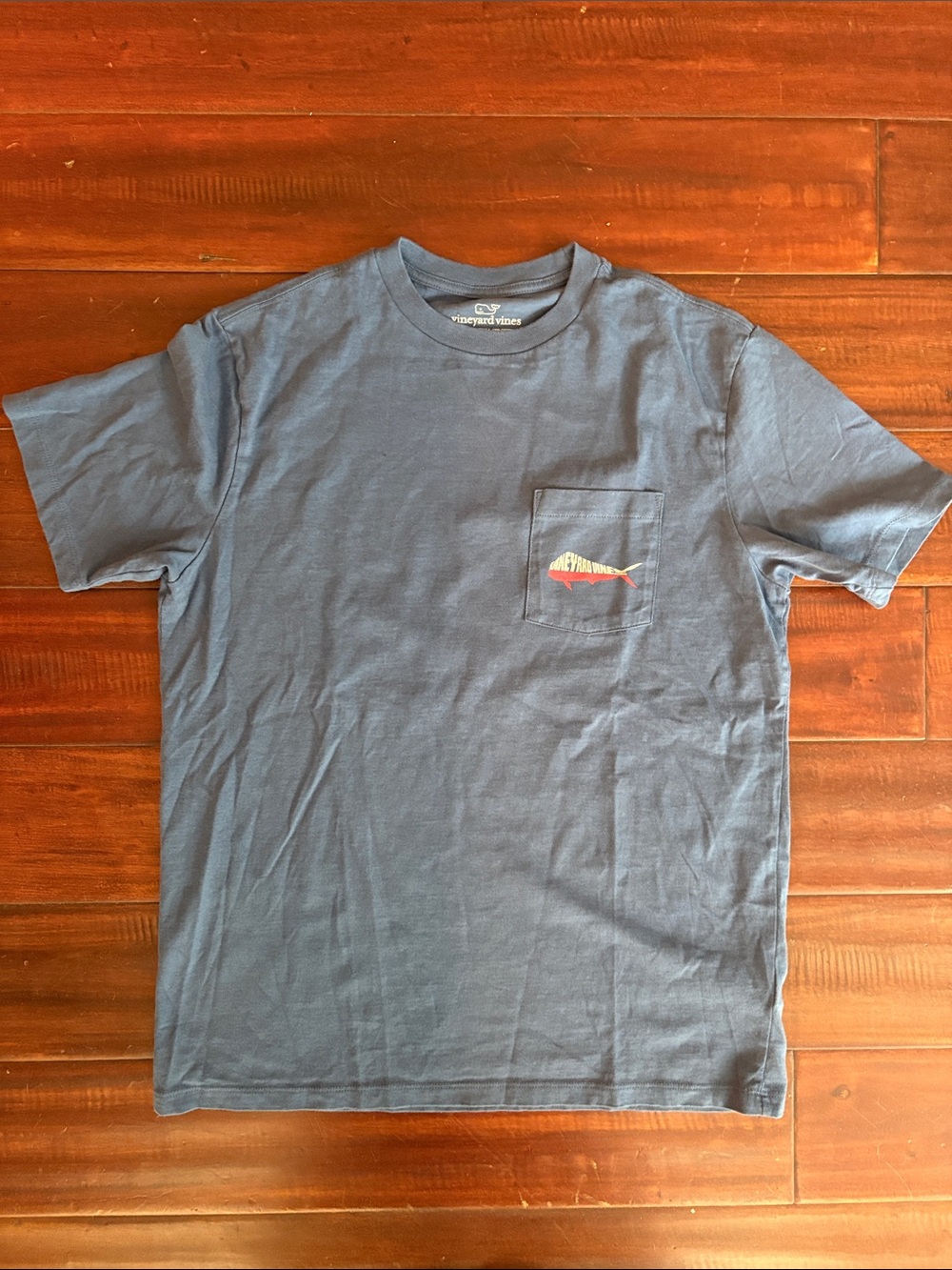 Vineyard Vines Navy Short Sleeve Pocket Tee with Orange Fish. Men’s Size small